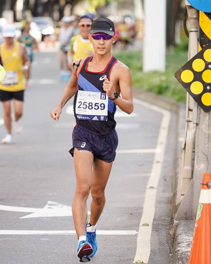 台灣田徑選手許嘉維（前）1日在日本東京元旦競走賽傳出捷報，20公里競走以1小時26分47秒破全國紀錄。（圖取自facebook.com/racewalk666）