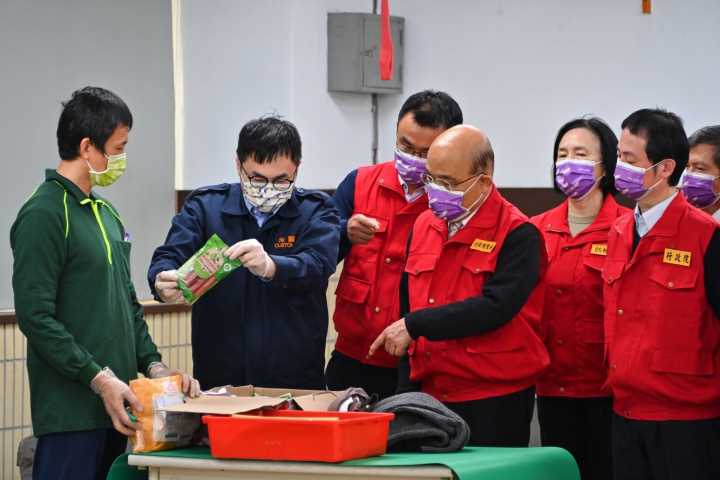 行政院長蘇貞昌視察「臺北郵件處理中心國際郵包動物檢疫強化措施」