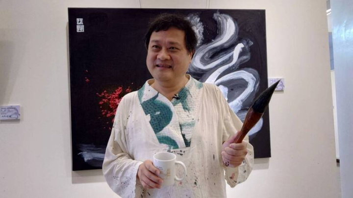 嘉義新港奉天宮邀請意象書法家陳世憲（圖）舉辦「大地祈願」書法展，10日開幕，他將台灣各地特色、景致、人文、故事融入書法字形象創作中，創造出屬於台灣的「意象書法」，此次在奉天宮展出多幅令人驚奇的書法作品。