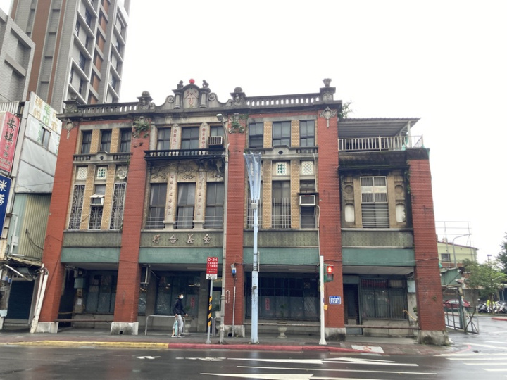 位於台北市萬華區的「金義合行」已有近百年歷史，家族放棄都更蓋大樓，盼以市定古蹟的身分讓起家厝被永久保存。