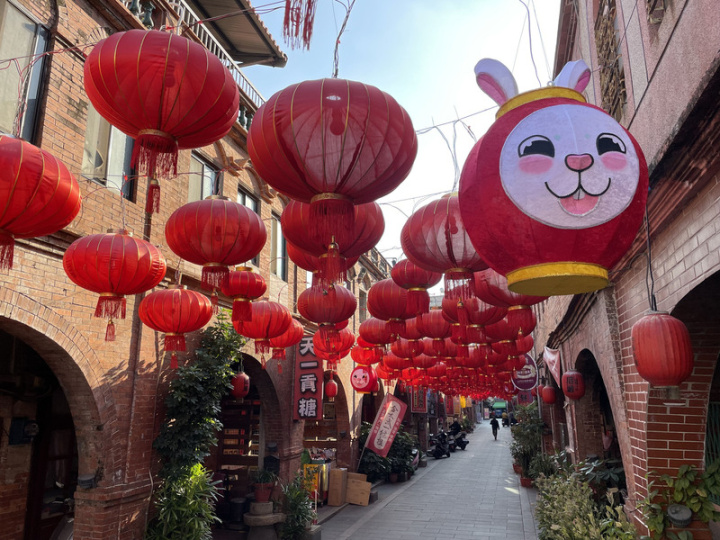 首頁 / 地方 金門模範街大紅燈籠高高掛 濃濃年味登場 2023/1/17 17:23（1/17 17:46 更新） 迎接農曆春節到來，金門縣金城鎮模範街最近掛上成排紅燈籠，搭配部分兔年燈飾，營造新春氛圍，也歡迎民眾前往感受「大紅燈籠高高掛」。