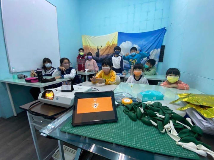 首頁 / 生活 AI英語線上學習走入偏鄉 盼智慧科技翻轉教育 2023/1/18 16:14（1/18 16:36 更新） AI新創公司易晨智能運用人工智慧推線上英語口說學習平台，並逐步走入偏鄉，希望運用AI翻轉教育，讓學子找到學習英語的興趣。（易晨智能提供）