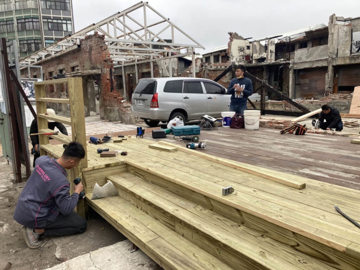 苗栗縣苑裡鎮公有零售市場遭祝融後，因部分建物登錄為歷史建築及火場清運問題，遲遲未能順利發包重建，鎮公所近日決定先拆除部分圍籬，改成觀景空間，增加民眾對於歷史建築的可近性。（苑裡鎮公所提供）