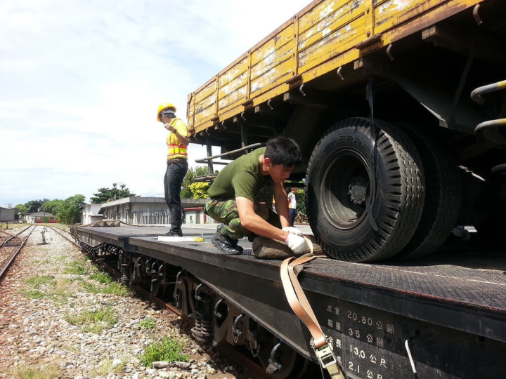 台9線蘇花公路因坍方導致交通中斷，花蓮轉運至北部的農產品需改行南迴公路或改以台鐵運輸。台鐵局花蓮運務段12日指出，已啟動蔬果北運機制，以蔬果貨車直接上平車的方式，從花蓮站出發運送至宜蘭蘇澳新站，避開公路受阻路段。（民眾提供）