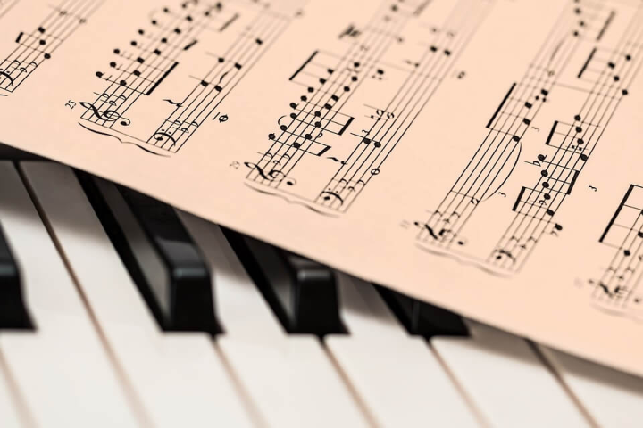 國立陽明交通大學證實特定的音樂訓練會重塑大腦不同的神經網絡結構，還可能透過音樂訓練，讓出現運動障礙的中風患者、長輩復健。（示意圖／圖取自Pixabay圖庫）
