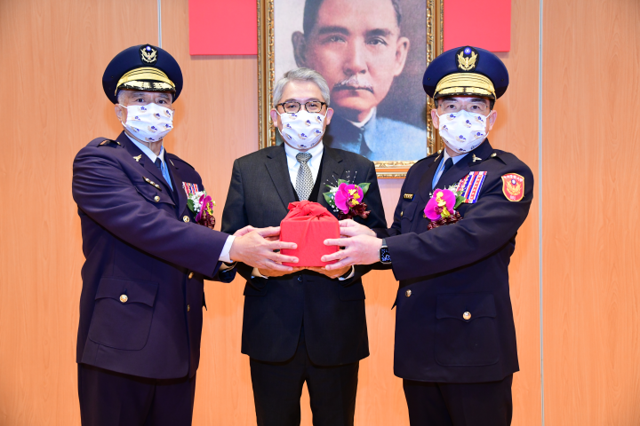 新任校長楊源明(右)從代理部長花敬群(中)及代理校長蘇志強(左)手中接下印信