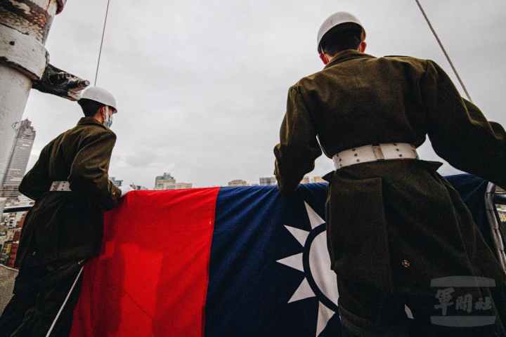 總統府升旗是211營官兵每天執行的任務。
