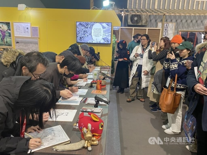 Taiwanese artists perform a live sketch in front of fans at the Angoulême event on Thursday. CNA photo Jan. 26, 2023
