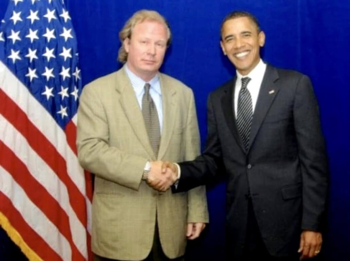 昆布勞（左）2008年與當時擔任參議員的歐巴馬握手合影。（昆布勞提供）