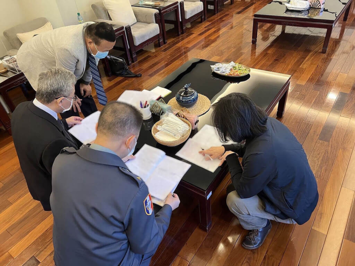 兵總統府副秘書長黃重諺11日接受網媒專訪，拿出一張總統蔡英文（右）蹲在地上與國防部副部長柏鴻輝、國防部發言人孫立方等人討論兵力結構調整方案的照片說：「當時已經討論到第40多個版本」。（黃重諺提供）