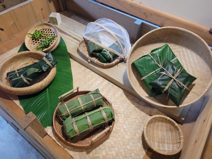 宜蘭縣二結穀倉稻農文化館推出「飄洋過海家鄉味－東南亞米食特展」，展示東南亞各國不同形狀粽子模型，像是鑽石型印尼粽以及長筒形或長方形的柬埔寨粽、泰國粽與菲律賓粽等。