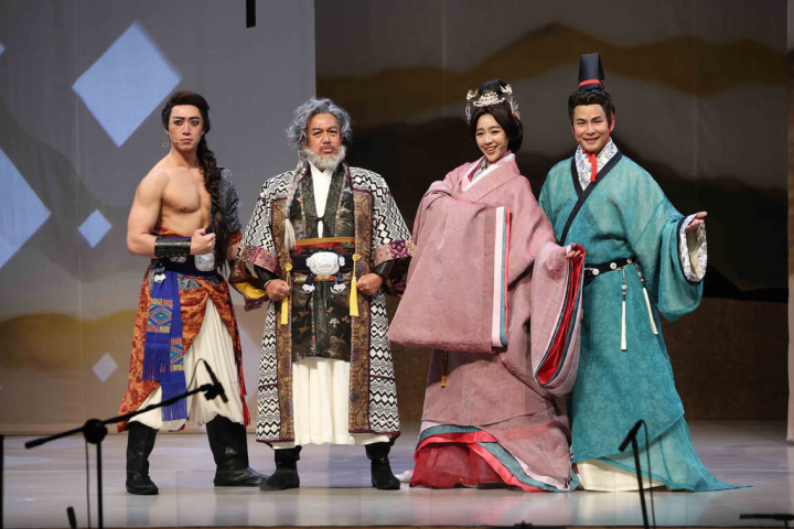 全民大劇團攜手台北市立國樂團推出音樂劇「大畫昭君～觀落雁」，為歷史人物王昭君出塞提出當代新解，找來藝人呂紹齊（左起）、黃大煒、方宥心以及孫協志擔綱主演。（全民大劇團提供）