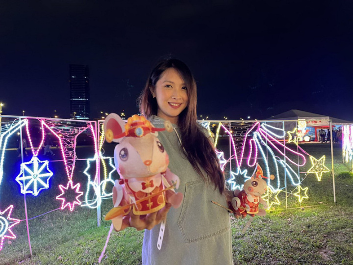 2023新北燈會持續展開，市府今年也推出限量特別版的「開運兔寶寶」小提燈，身著財神裝、手持金鏟子，由民政局代言人廖庭瑩代言，2月4日晚間將在新北燈會服務台發送，限量1000個（新北市民政局提供）