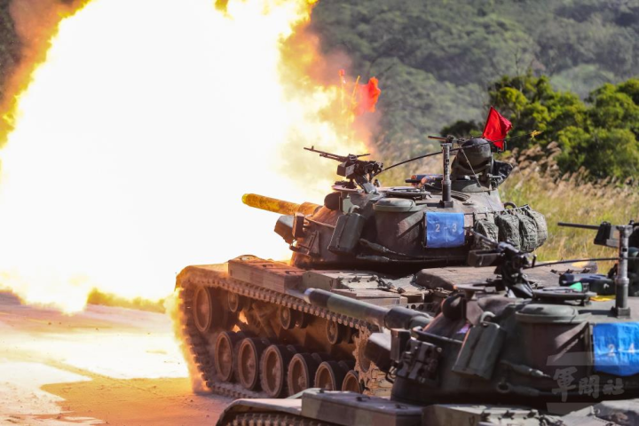 CM11戰車砲射擊瞬間，震撼力十足。