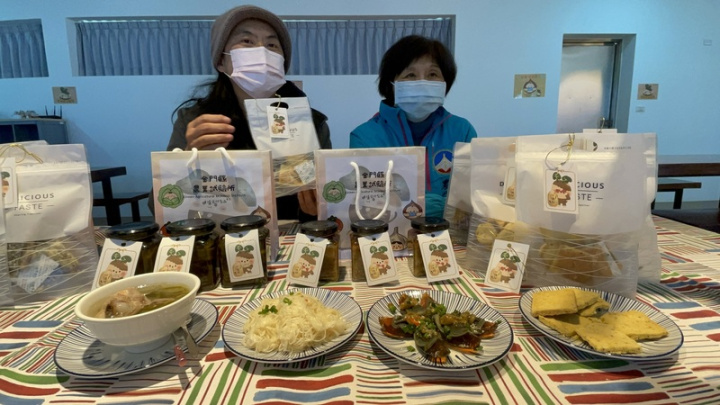 金門縣農業試驗所長楊慧明（右）和金門大學食品系副教授李欣玫（左）16日展示研發的一條根剝皮辣椒和剝皮辣椒味噌等產品，味噌可做為乾麵、皮蛋等沾醬使用，口感與香氣佳。