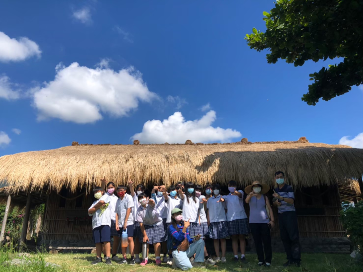 知本國中校址緊鄰卑南族Kasavakan（建和部落）及Katratripulr（知本部落）。圖中Palakuwan（男子會所），為卑南族重要文化場域。