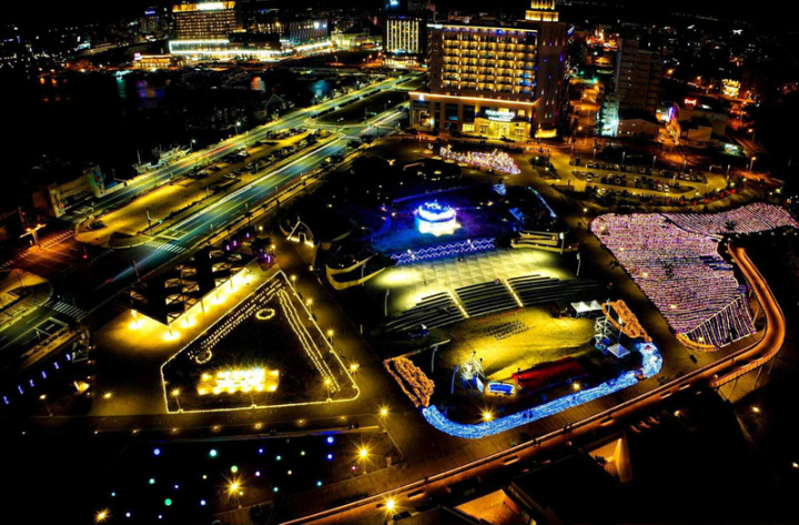 馬公第三漁港國際廣場2022年10月依園區地形與園藝規劃，設置「海島星空」、「漂浮光廊」、「夢幻海洋」、「點點波光」、「蒲公英花丘」等地景藝術光環境，其中「澎湖國際燈光藝術節」活動的「嶼光共舞」，更讓整個國際廣場變得繽紛亮麗。（澎湖縣政府提供）