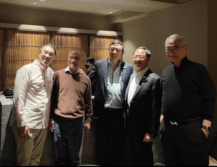 基隆市長謝國樑（前左1）近日與曾爭取代表民主黨參選美國總統的台灣移民後裔楊安澤（前中）會面，並邀請楊安澤有機會來到基隆演講，分享對美國社會的看法，及亞洲子弟如何與美國一流的政治人物競爭。（圖取自facebook.com/hsieh.kuo.liang）