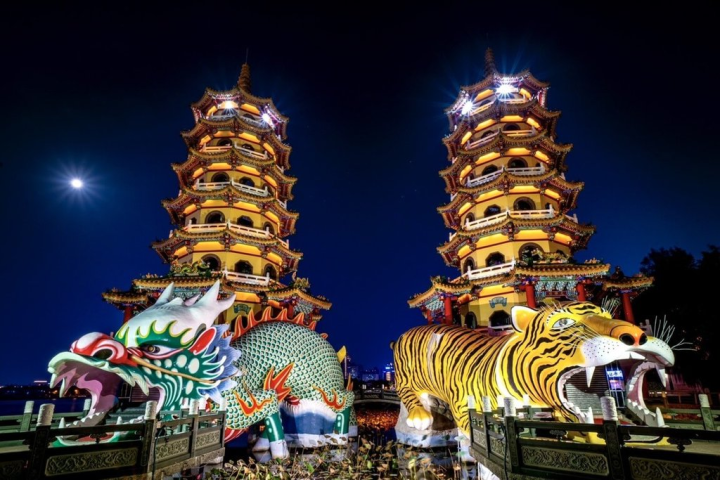 2023高雄燈會在左營蓮池潭舉行，高雄市觀光局長高閔琳8日表示，將加碼補助全國旅行社組團來高雄賞燈、參香祈福，燈會期間一團最高可補助新台幣6000元。（高雄市觀光局提供）