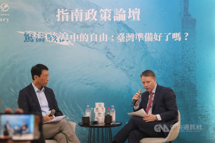 Former chief of the general staff of the Republic of China Armed Forces Lee Hsi-ming (left) listens to ex-U.S. National Security Advisor Matt Pottinger at an event held at National Chengchi University in Taipei Friday. CNA photo Jan. 12, 2023