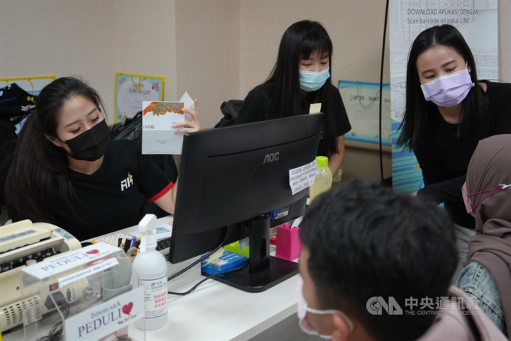 An Indonesian couple remit money to Indonesia. CNA photo Jan. 23, 2023