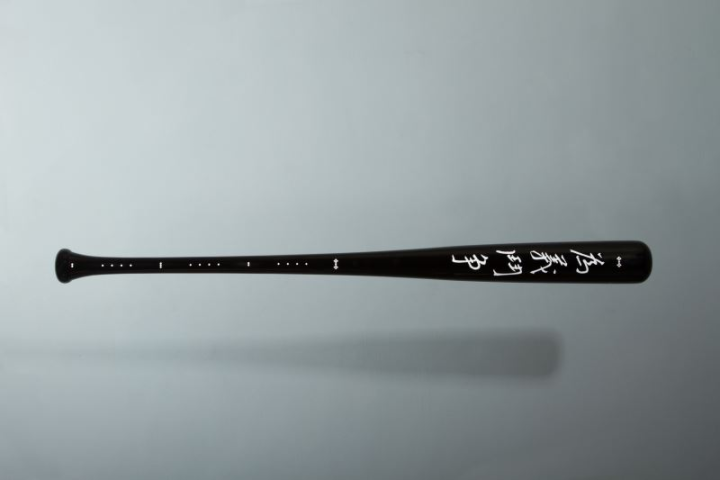 將文章中脆弱的秤桿，用臺製34吋楓木球棒狂野重製。