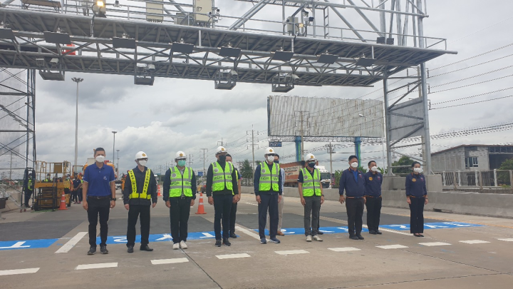 遠通電收幫泰國M9高速公路設置M-FLOW ETC門架。(遠通電收提供)