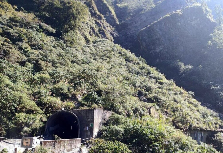 阿里山林業鐵路於民國104年受風災影響，42號隧道嚴重崩塌，經評估須新建隧道，110年1月動工，去年底貫通隧道，可望今年底全線通車。（阿里山林鐵及文資處提供）