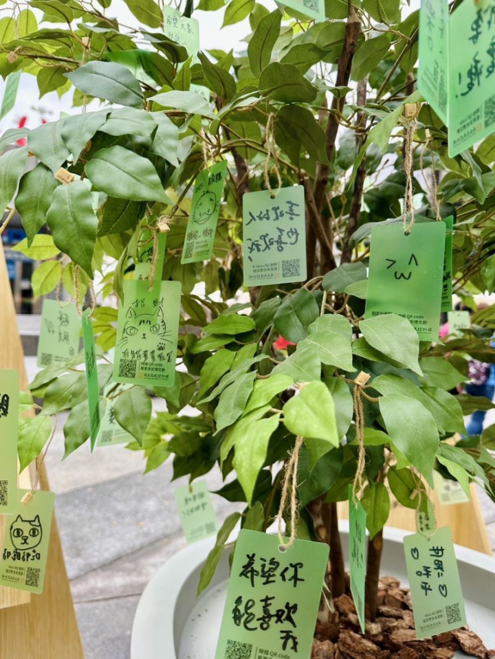 史博館準備許願小卡，掃描QRcode可以看到更多文創內容