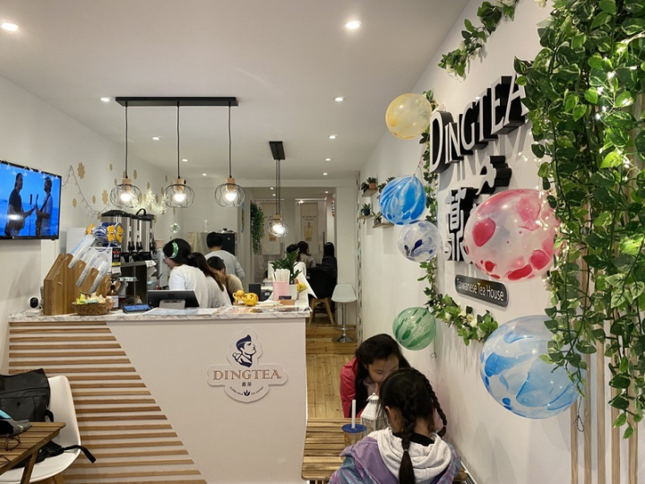 薡茶巴黎一號店14日開幕，台灣連鎖品牌薡茶目前在海外有300多家分店，總部營運經理鄭薇妤表示，珍奶是台灣之光，這幾年珍奶在全球都很夯，加盟店所有原物料都由台灣出口，會強調產品來自台灣。