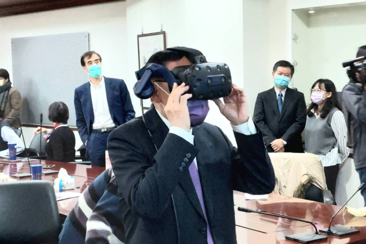 法務部行政執行署士林分署運用虛擬實境(VR)協助民眾了解法拍標的，法務部長蔡清祥試戴VR設備觀看遭法拍的中國抽砂船。