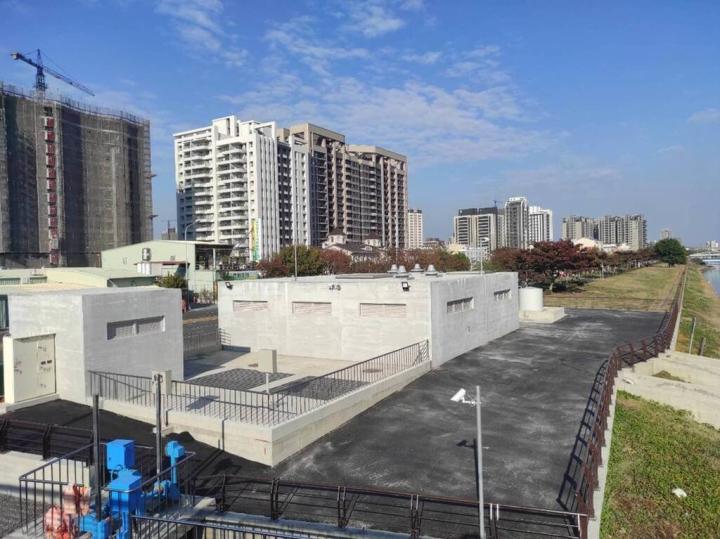 高雄市政府7日表示，為改善援中港舊部落地勢低窪淹水問題，爭取中央補助經費新台幣4800萬元，於新台17線旁設置援中抽水站，於111年12月20日完工啟用，提升區域防洪。（高雄市政府提供）