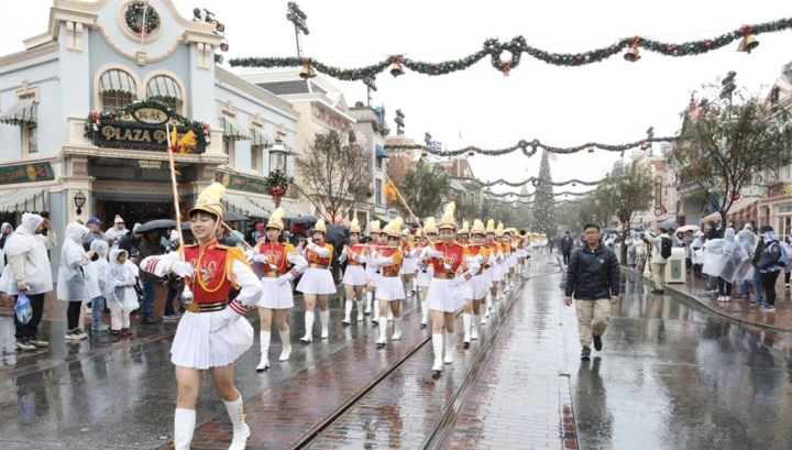 以玫瑰花車遊行隊伍身分，北一女樂儀旗隊3日在加州迪士尼樂園內遊行，沿途得到遊客的喝采。（北一女樂儀旗家長後援會提供）