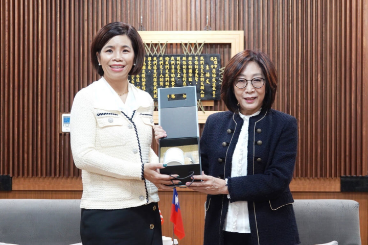 美國加州佛利蒙特市（Fremont）副市長黃潔宜（Teresa Keng）（左）3日到高雄市議會與議長康裕成（右）等人會面，期許未來能和高雄增進高科技交流與合作空間。