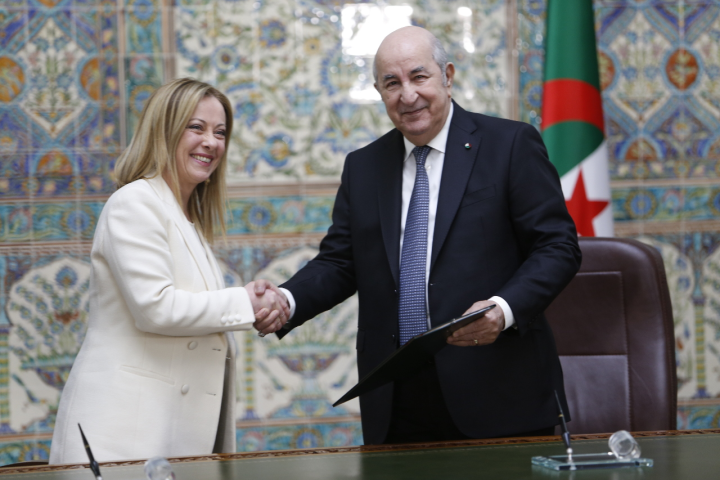 義大利總理梅洛尼(Giorgia Meloni)(左)與阿爾及利亞總統塔布納(Abdelmadjid Tebboune)(右)。(AFP)