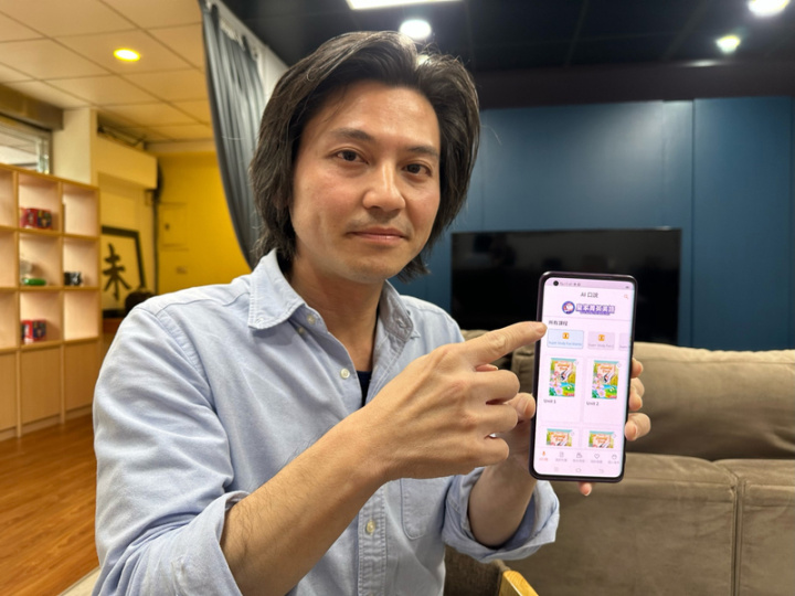 科技新創公司易晨智能執行長許永昌接受中央社專訪表示，旗下產品EzTalking是AI（人工智慧）英語口說學習平台，可精準分析學生發音正確度、流利度、輕重音、詞彙量等。