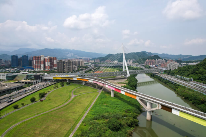 安坑輕軌最重要建設、跨越新店溪的安心橋體造型以白色水鳥安心展翅並享受沐浴為發想，130公尺高亮白橋塔是新店新地標。（新北市捷運局提供）