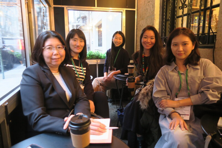 國際表演藝術協會（ISPA）年會在紐約舉行期間，紐文中心主任張惠君（左起）與祕書金康嵐、ISPA夥伴許慈茵與陳玟臻、雲門文化藝術基金會演出經理莊婷琪合影。