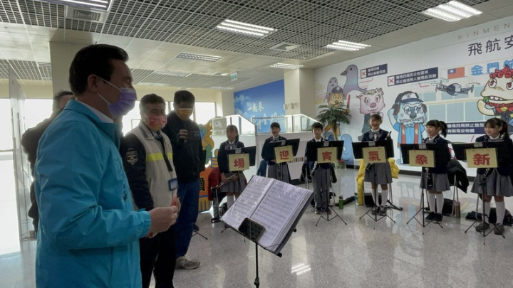 金門縣金湖鎮柏村國小有一支20人的豎笛隊，19日在金門航空站演出，迎接春節返鄉民眾，縣長陳福海（前左）也大加讚揚。