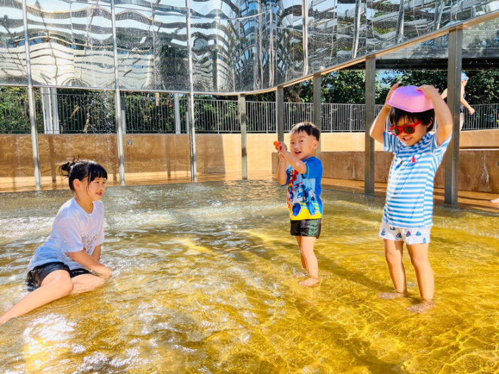 高雄壽山動物園以往的親水廣場重新改造為下沉式水廣場，並有4座戲水池，小朋友可以在水池裡打水仗。（高雄市觀光局提供）
