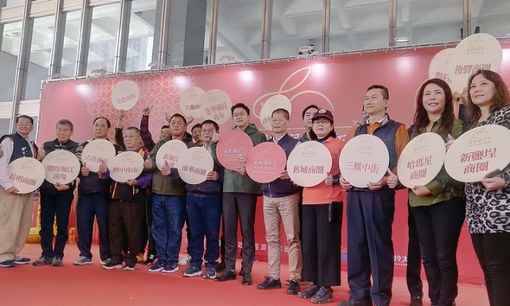 高雄市經濟發展局4日舉辦「2023高雄過好年」商圈聯合行銷記者會，宣布活動將於7日在三鳳中街起跑，經發局長廖泰翔（前排右6）表示，今年共有26個商圈參與，其中六龜商圈首度加入，顯示南橫公路全線通車後，郊區商圈也變得活絡。