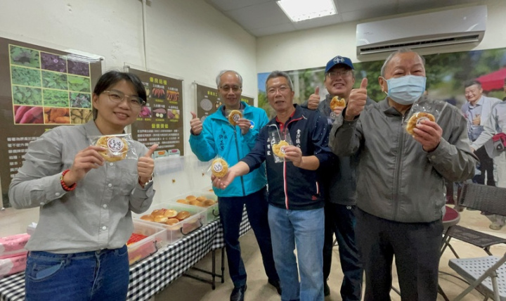 金門縣金沙鎮何厝是金門東半島最早開發的村落之一，村民近年致力發展以地瓜為主的特色產業，「番薯故事館」商店最近開張，賓客品嚐地瓜餅。