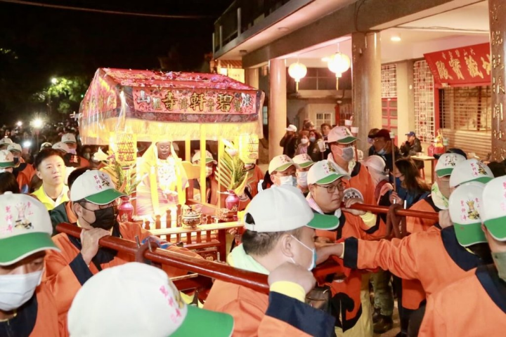 台南「東山迎佛祖」祭典傳承近200年，東山碧軒寺觀音佛祖「正二媽」農曆春節前回鑾到白河碧雲寺過年，31日凌晨啟駕，預定晚間回到碧軒寺。（台南市政府提供）