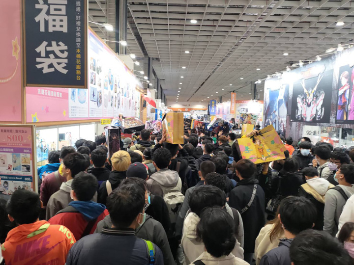第11屆台北國際動漫節27日上午在南港展覽館開幕，湧進大量人潮搶購福袋，隨COVID-19疫情趨緩，為期5天的展會估計可突破45萬人次入場。