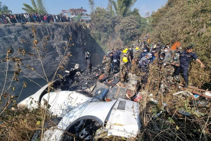 尼泊爾雪人航空客機15日墜毀，救難人員在現場搜救。（Bijay Neupane/Handout via 路透社）