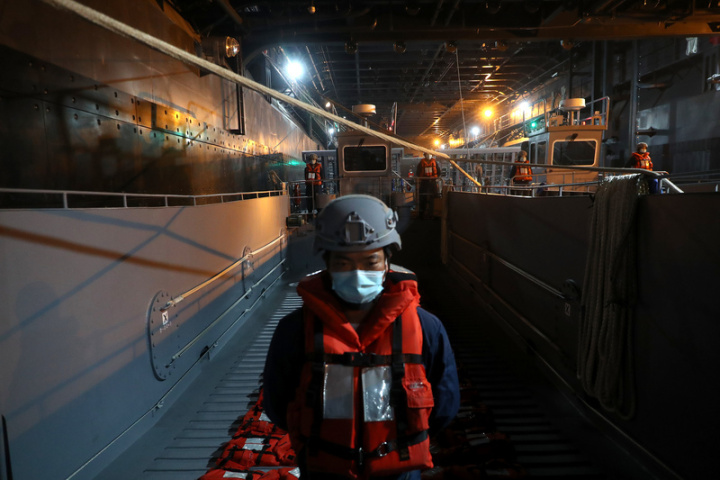 國防部12日邀請媒體赴高雄左營參觀兩棲船塢運輸艦玉山艦，塢艙裝載LCM高速鋁合金機械登陸艇等多項載具，其井圍甲板可注水，供兩棲載具及艦艇直接出艙下水。