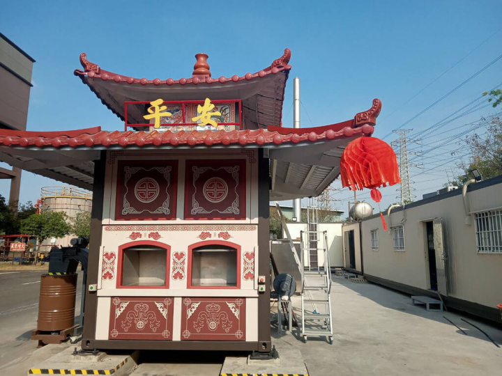 高雄市政府為維護空氣品質並兼顧民間信仰，減少因露天焚燒紙錢造成空氣污染，17日宣布啟用2座可移動式紙錢專用環保金爐，並為兩座金爐取名為「平安」、「如意」，分別位於南區資源回收廠及仁武垃圾焚化廠，祈願高雄事事平安如意。（高雄市環保局提供）