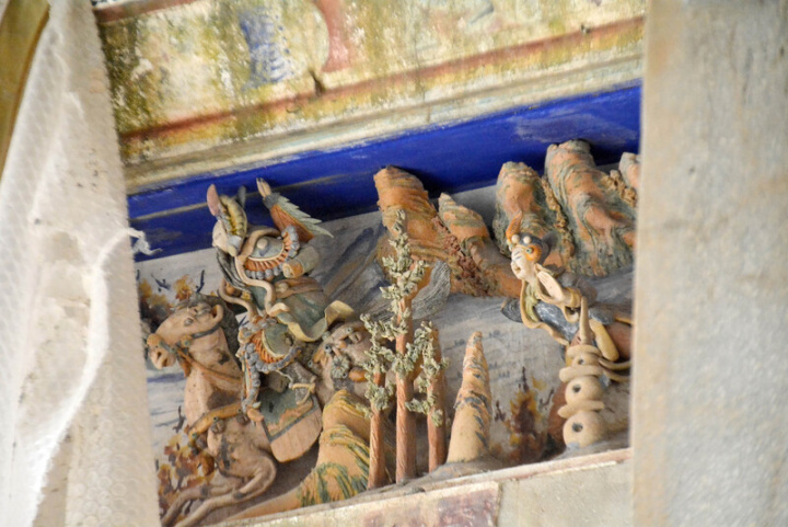 新北市十四張劉氏古厝群拆遷重組工程持續進行，匠師透過回復剪黏、泥塑及彩繪等傳統技藝，盼重現200年前建築風貌。