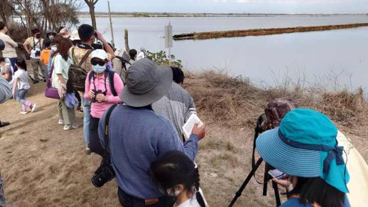 嘉義縣政府與高雄市野鳥學會14日在布袋濕地生態園區舉辦鳥類生態觀察活動，縣府農業處表示，過年期間園區鳥況豐富，歡迎民眾春節連假來遊賞。