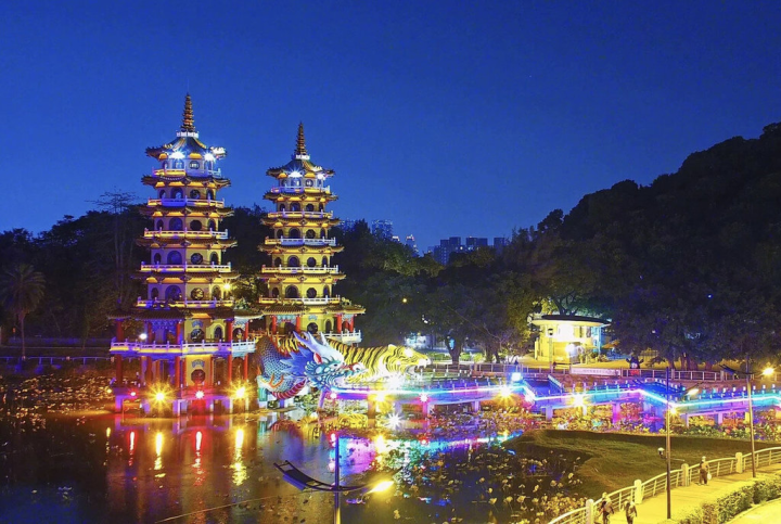 高雄市觀光局5日宣布2023高雄燈會因回歸地區燈會，將首度移師蓮池潭風景區辦理，展現環湖廟宇建築特色，結合兔年童趣元素。圖為蓮池潭龍虎塔夜景。（高雄市觀光局提供）